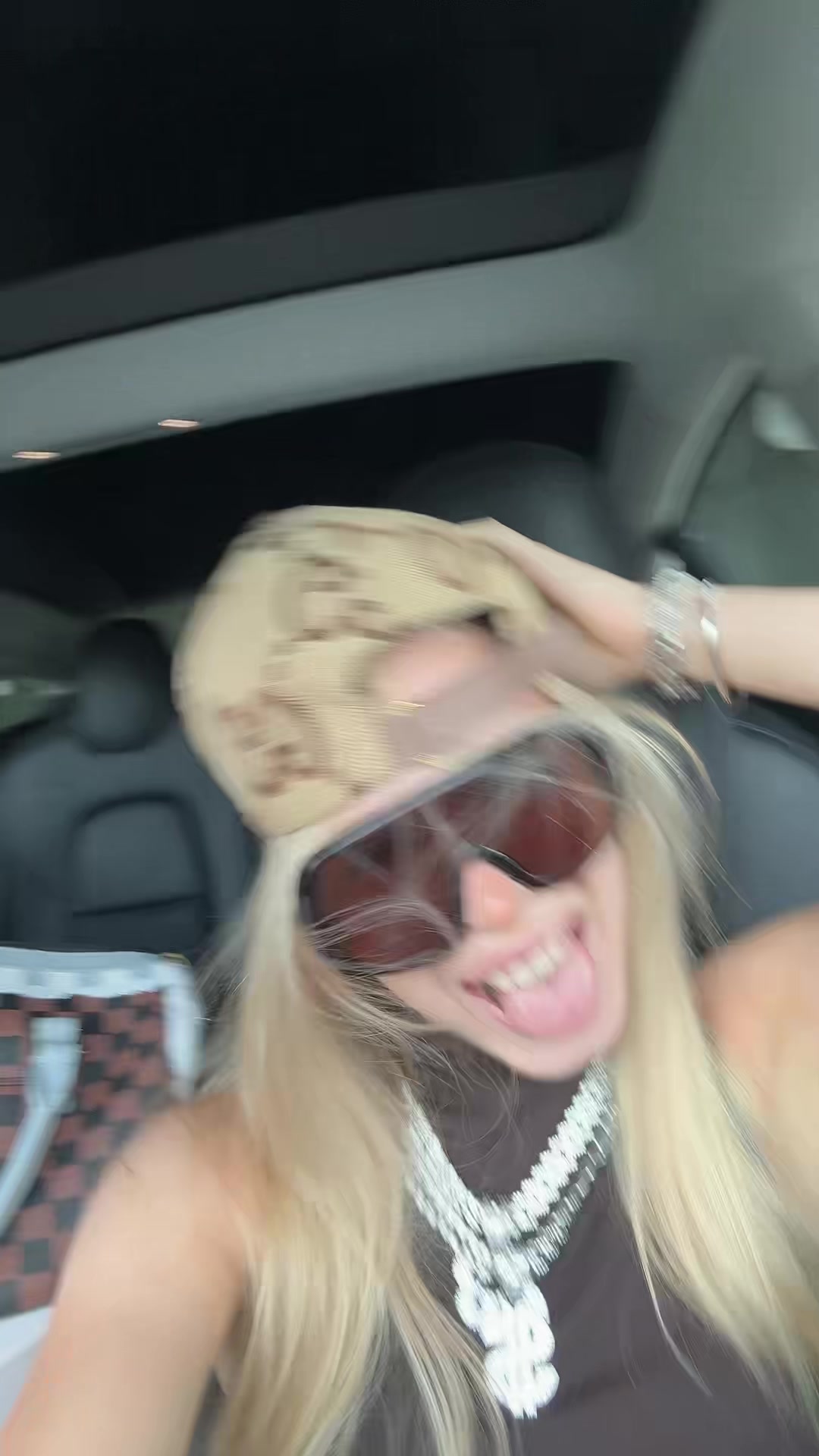 @lizzitak