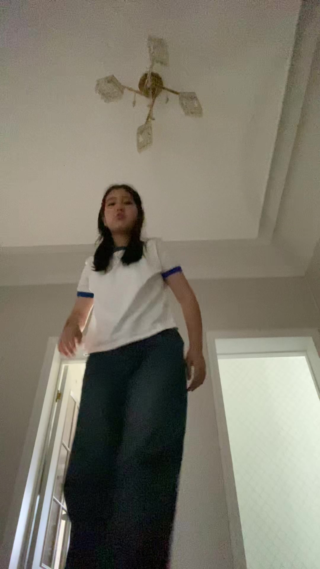 @>_<