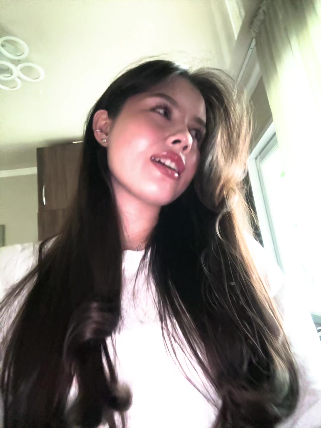 @•