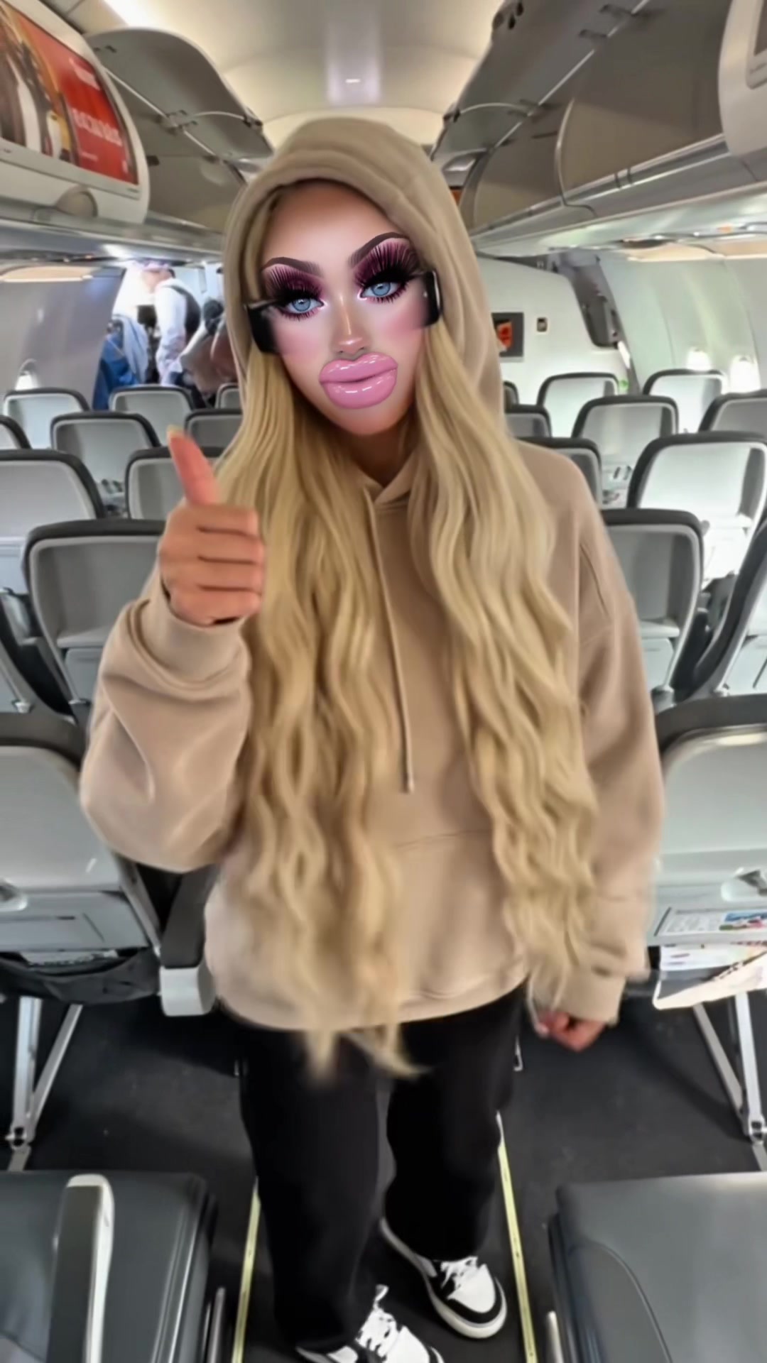 @🧍🏼♀️