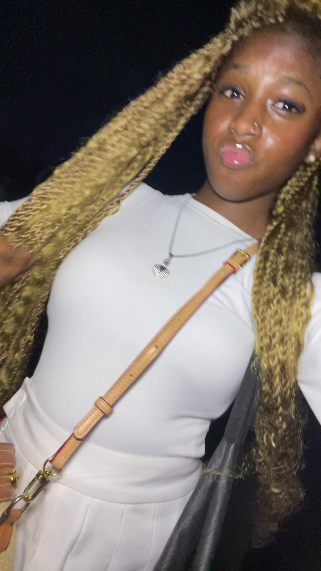 @F👸