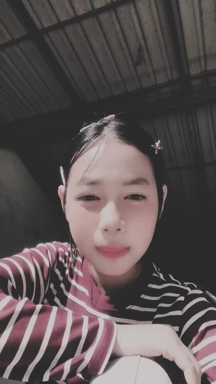 @>,<