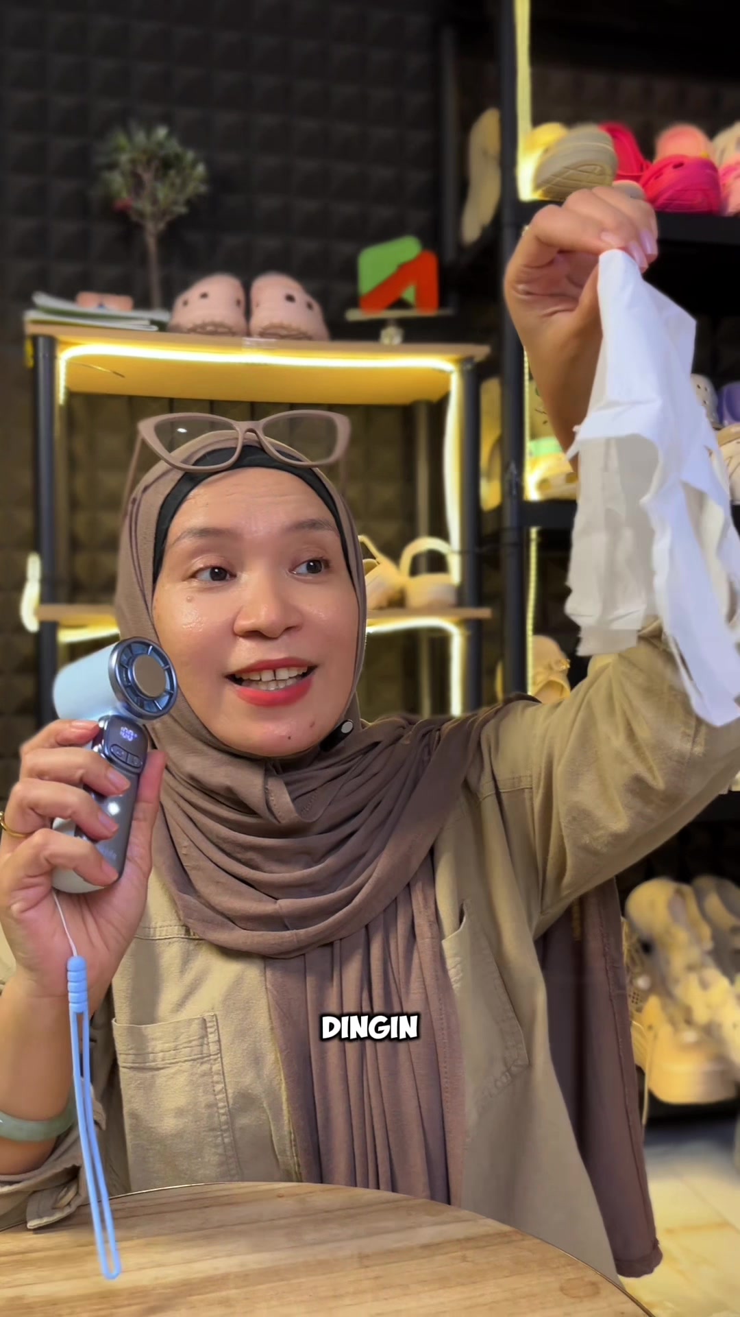 @LELI si paling TAS dan SANDAL