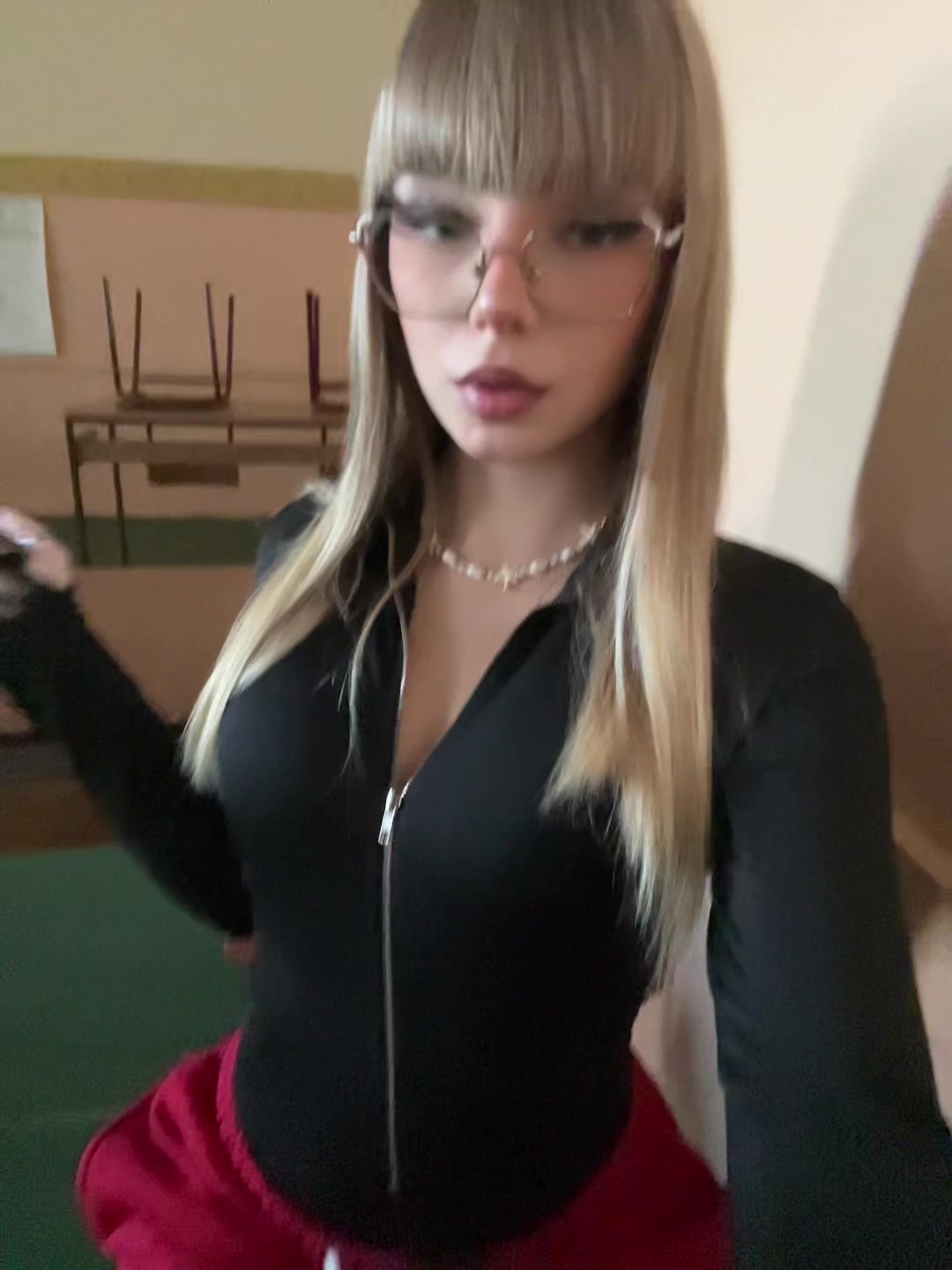 @comi