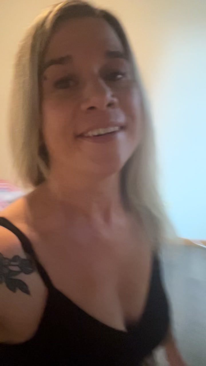 @Hotmomvibes