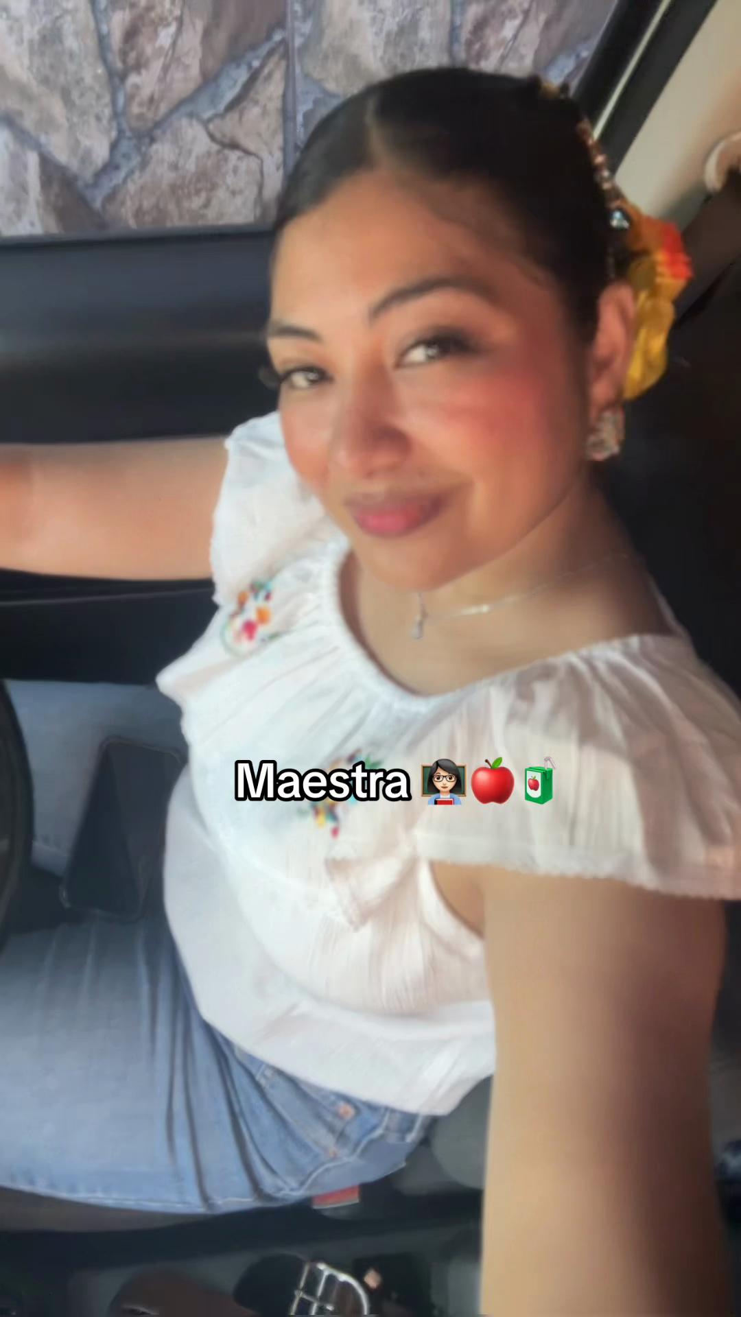 @Miss. Chavez 👩🏻&zwj;🏫🍎