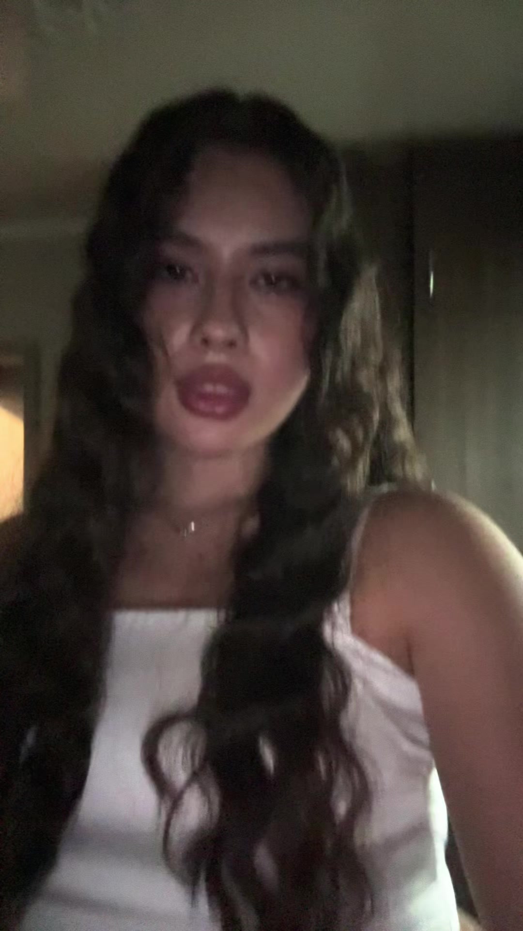 @•