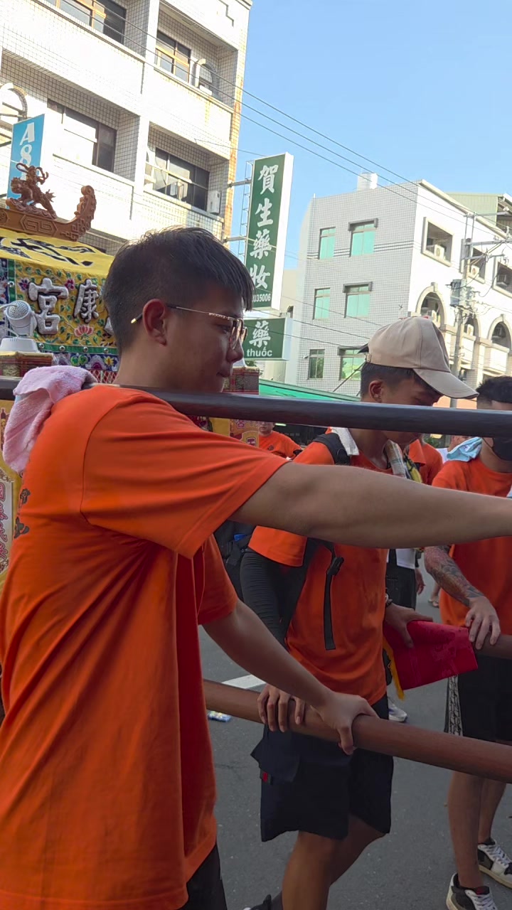 @帥哥跑廟會