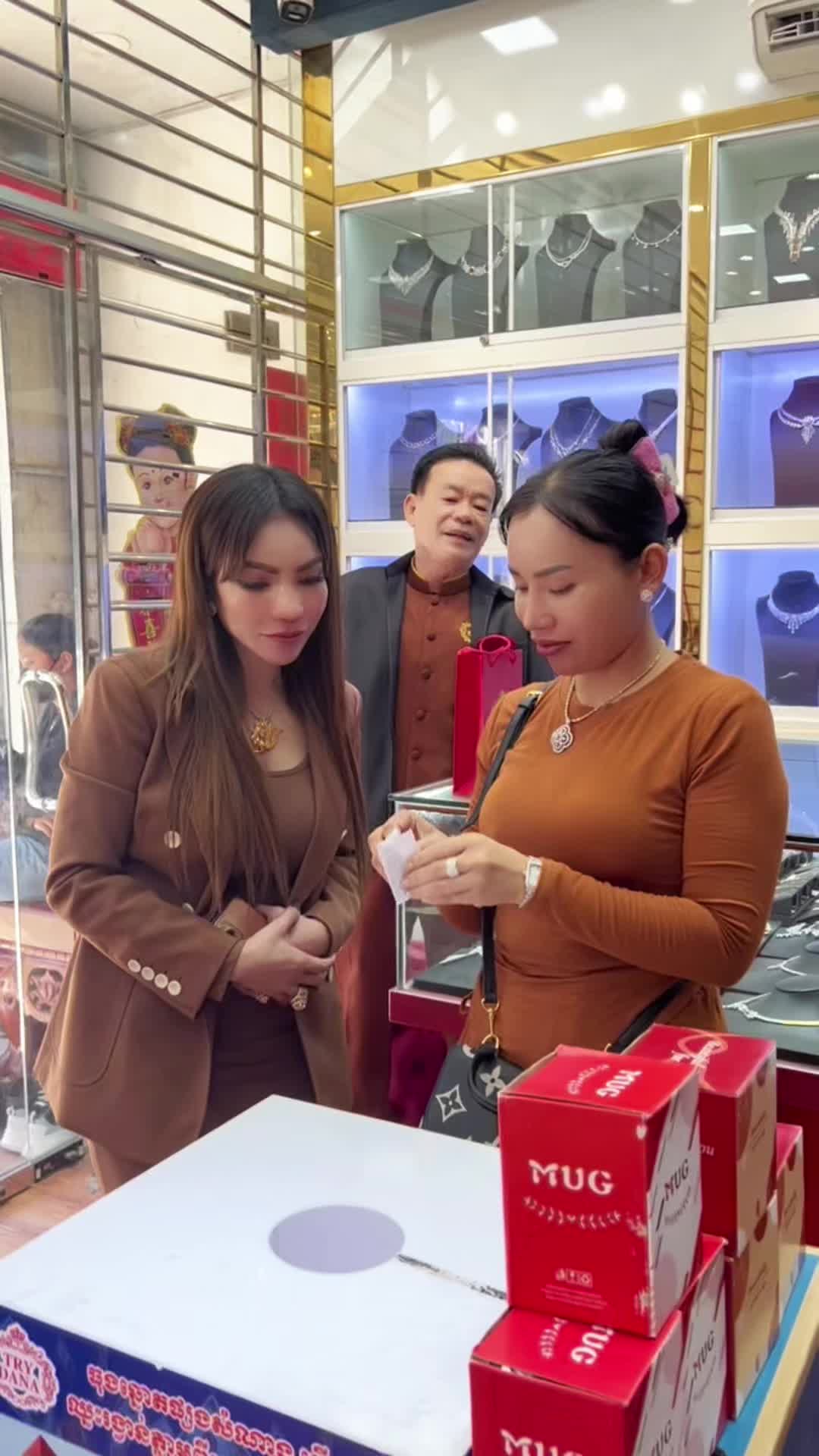 @ហាងមាសពេជ្រ ដាណាទ្រី