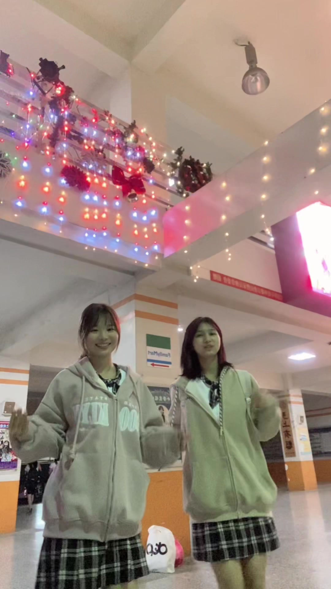 @何利芳
