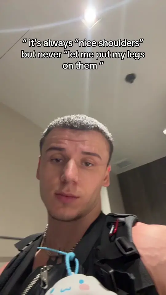 IG: Adrianswoll (@adrianswoll) - Urlebird