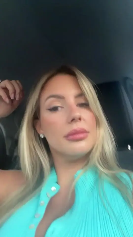 lali957 (@lali957_) - Urlebird