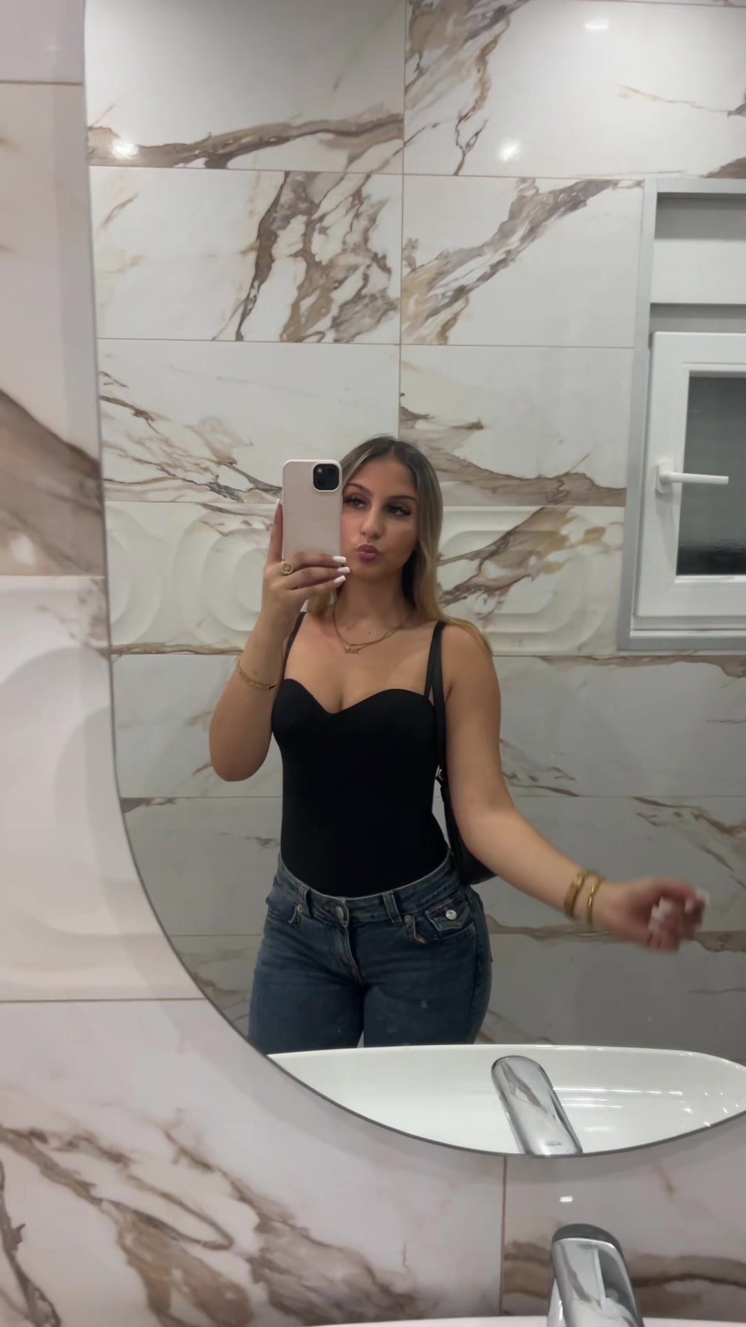 @𝒩