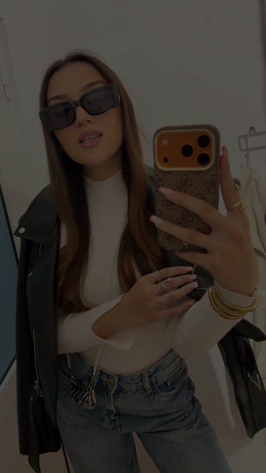 @𝐘