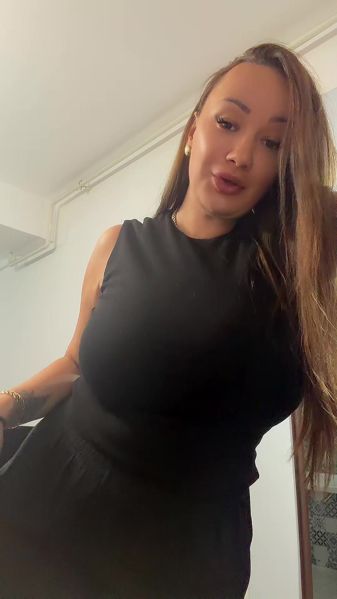 @bustylora4