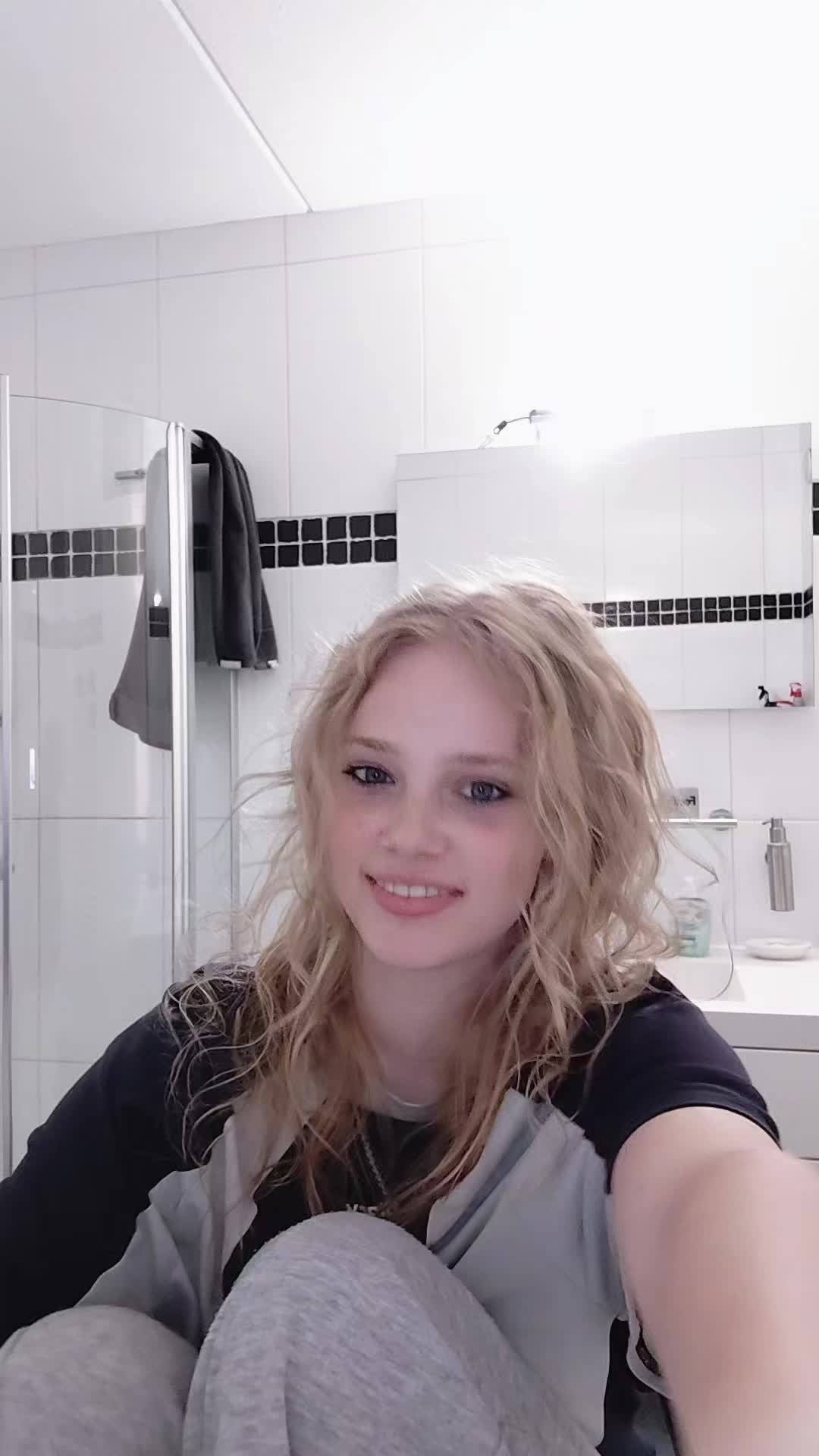 @😝