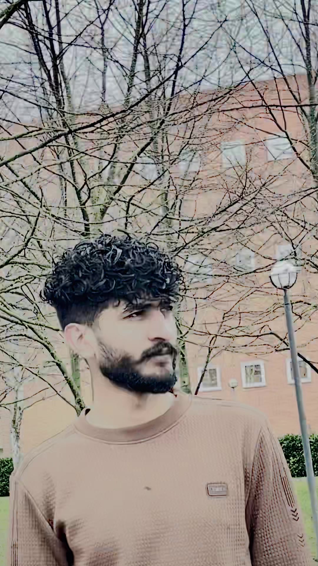 @•