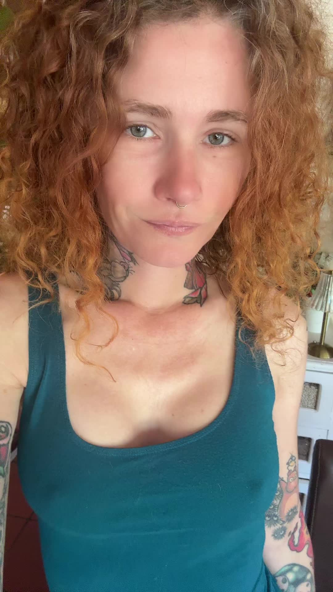 @Curlyhairwithtattoos