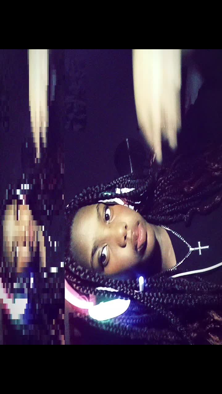 @Livლ(╹◡╹ლ)
