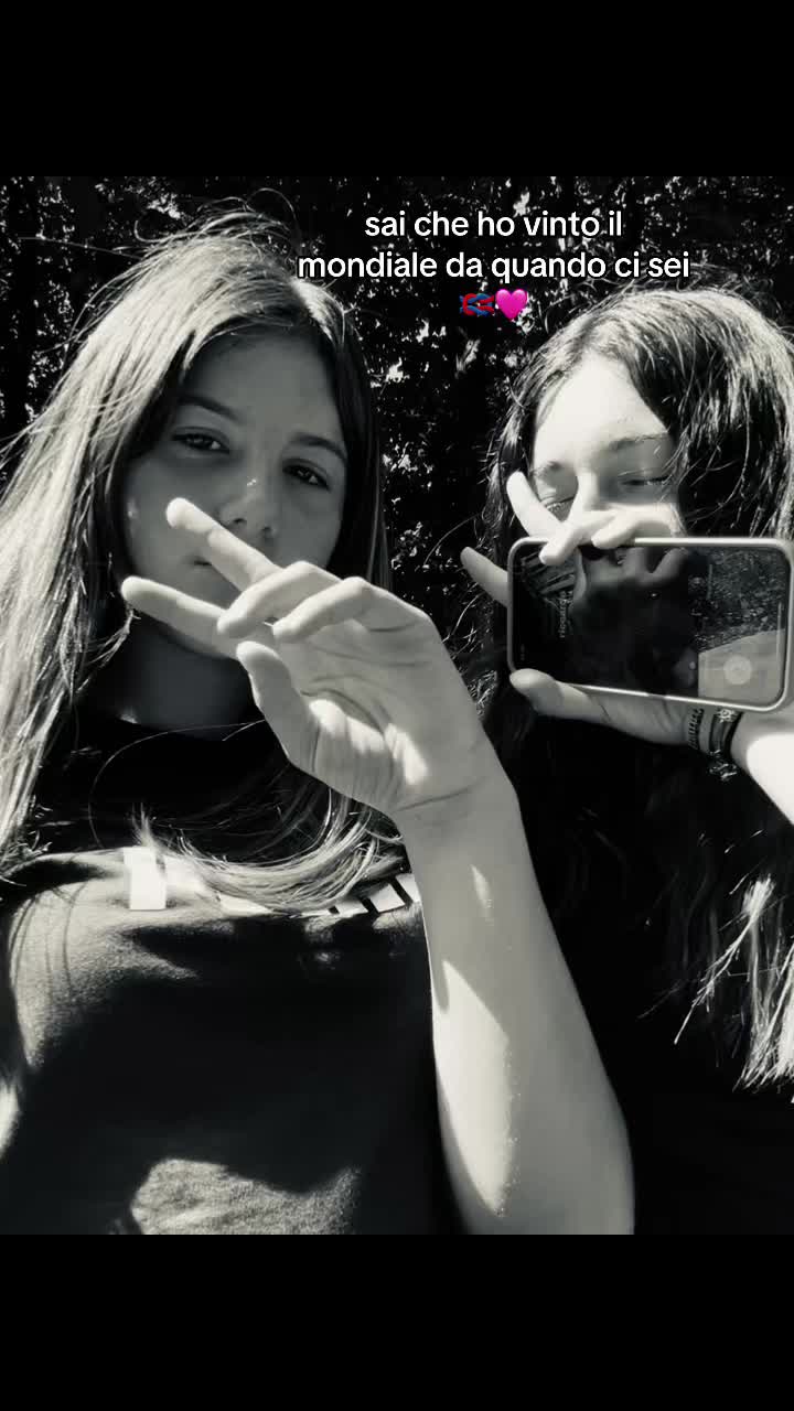 @👩🏼👩🏻