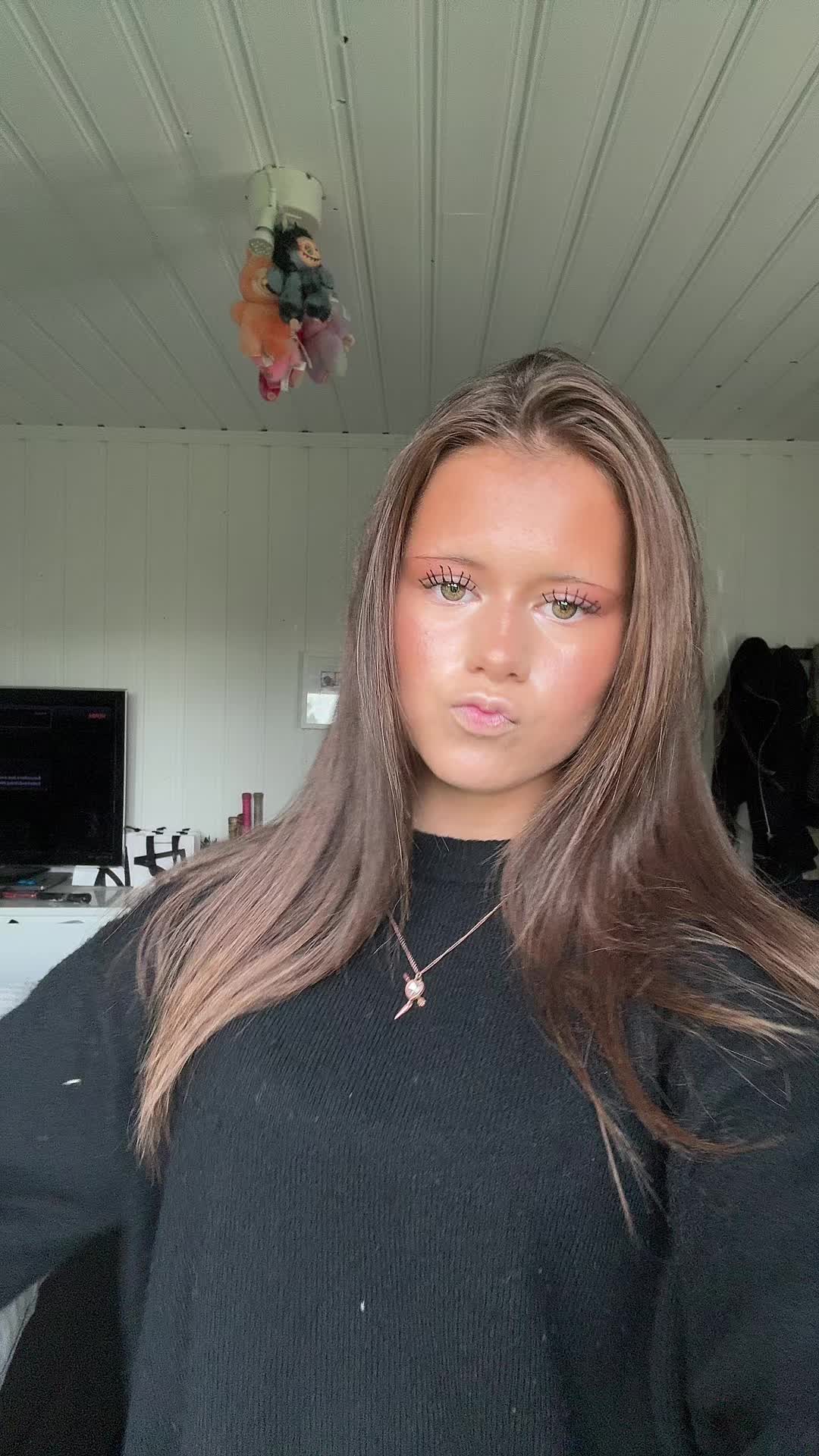 @Svea👩🏼❤️💋👩🏽