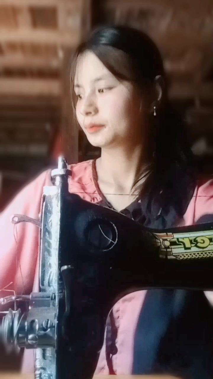 @🪡🧵စက်ချုပ်သူလေး👚[Tailor ]