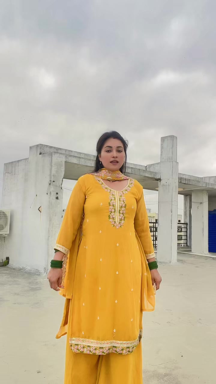 @शिवानी 😊smile Queen 😊 👑
