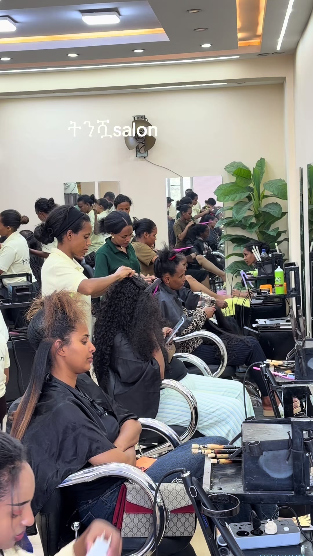 @Tommysimple-make up ትንሿ salon