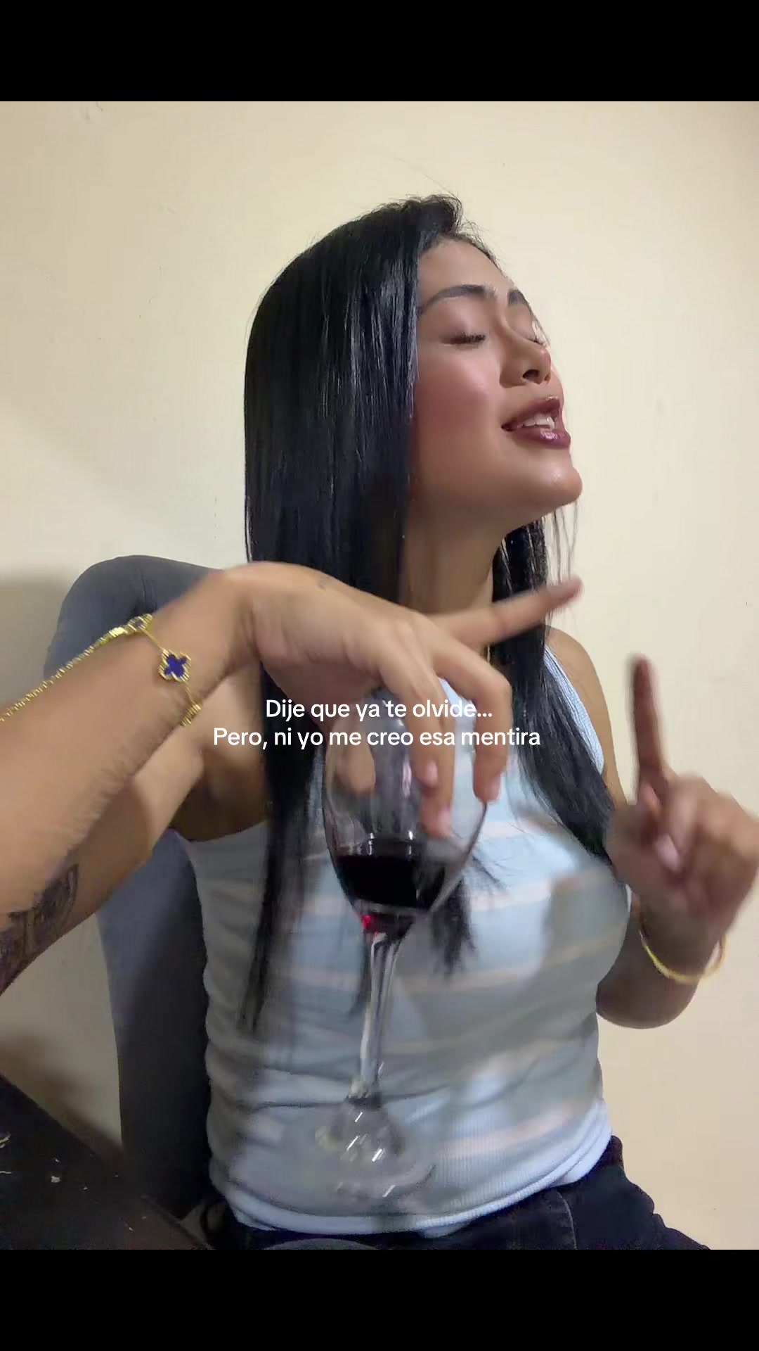@soyhillary_04