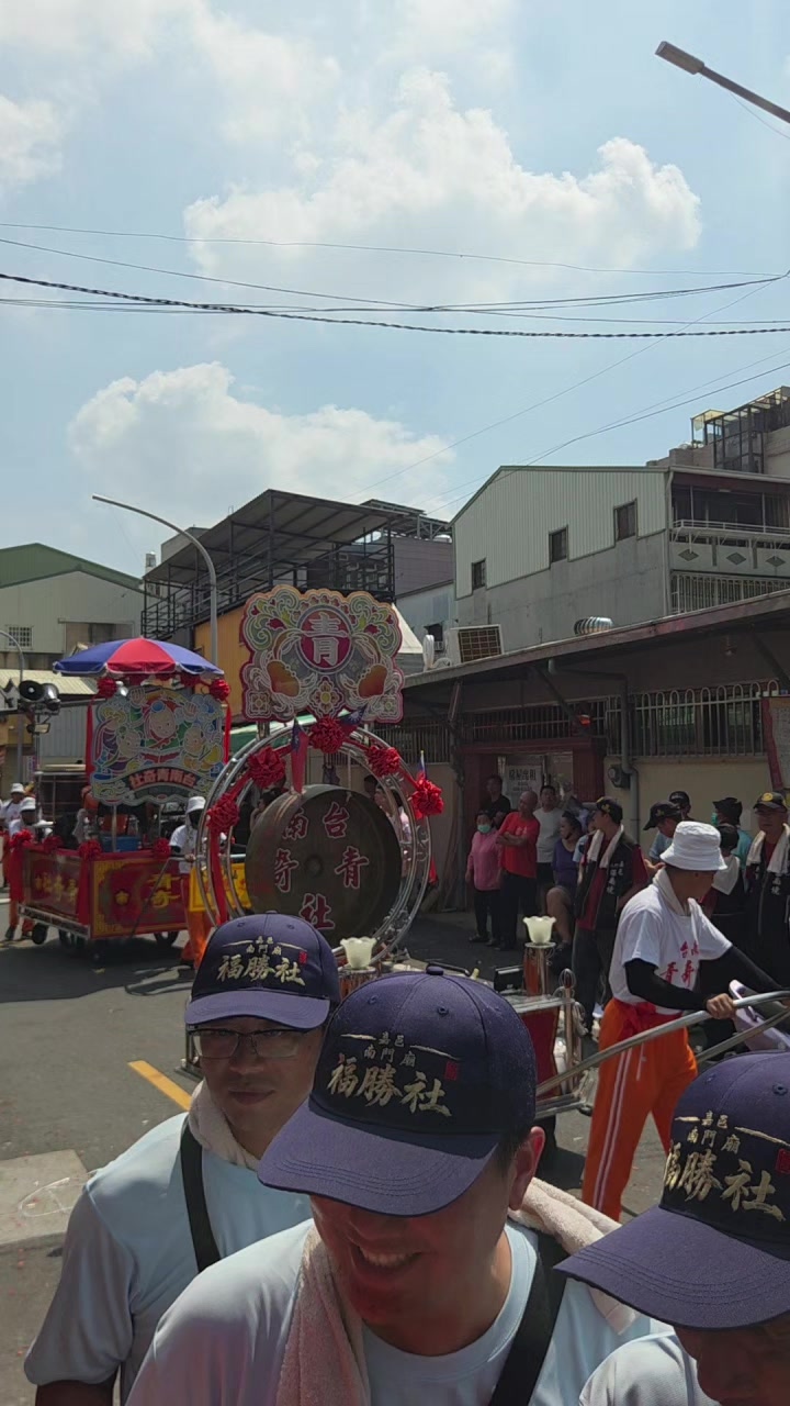 @帥哥跑廟會