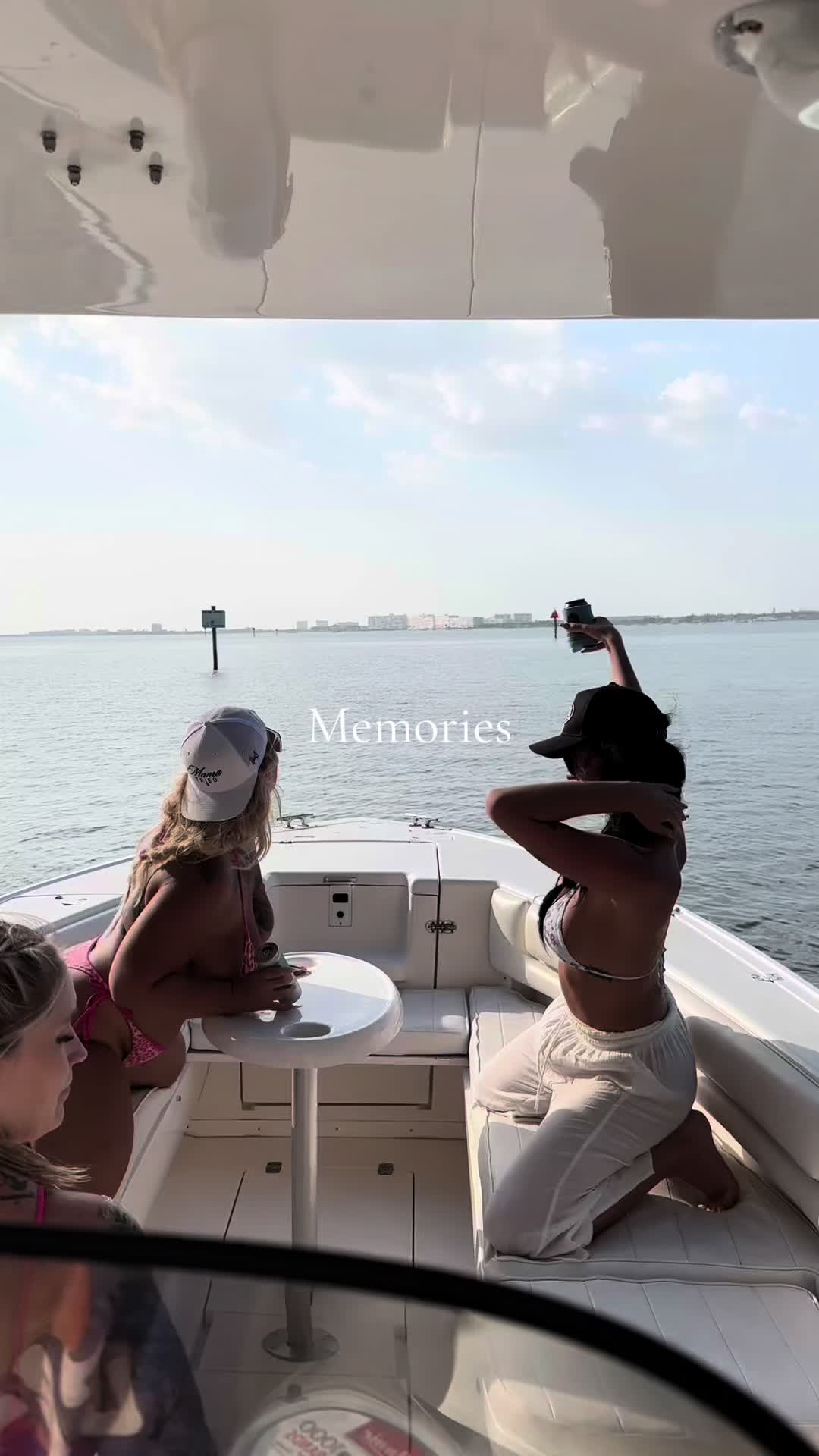 Bella Joie (@bellajoie) - Urlebird