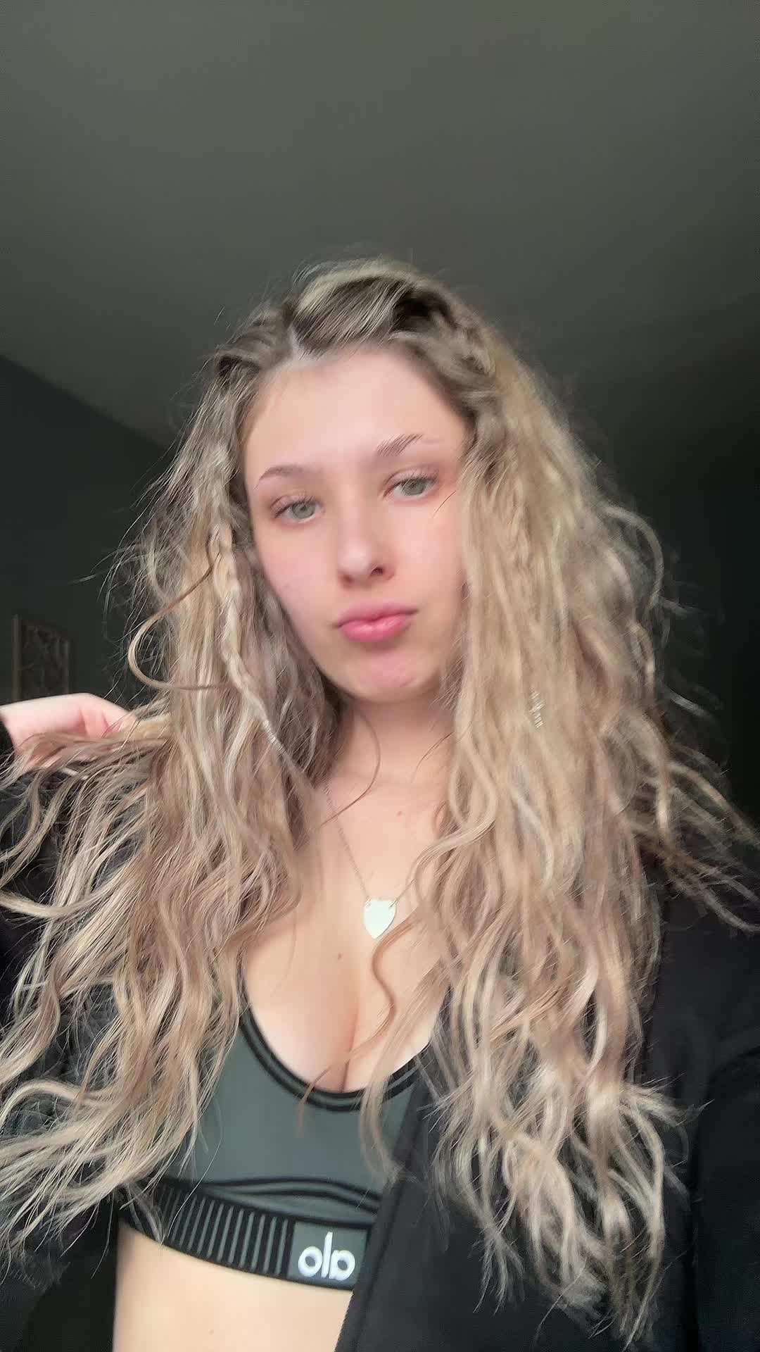 Jess🤍 (@jessgeng) - Urlebird