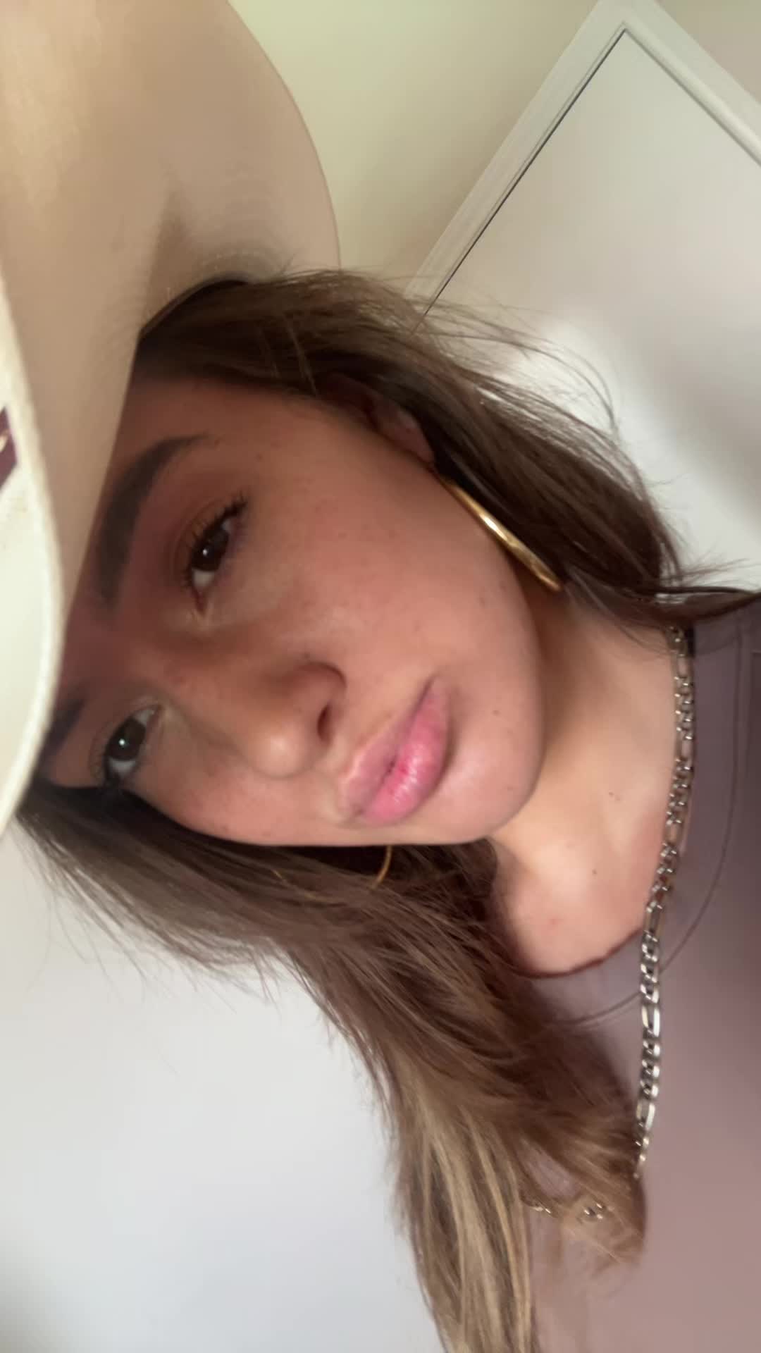 VIKTORIA (@imnotthikkvikk) - Urlebird