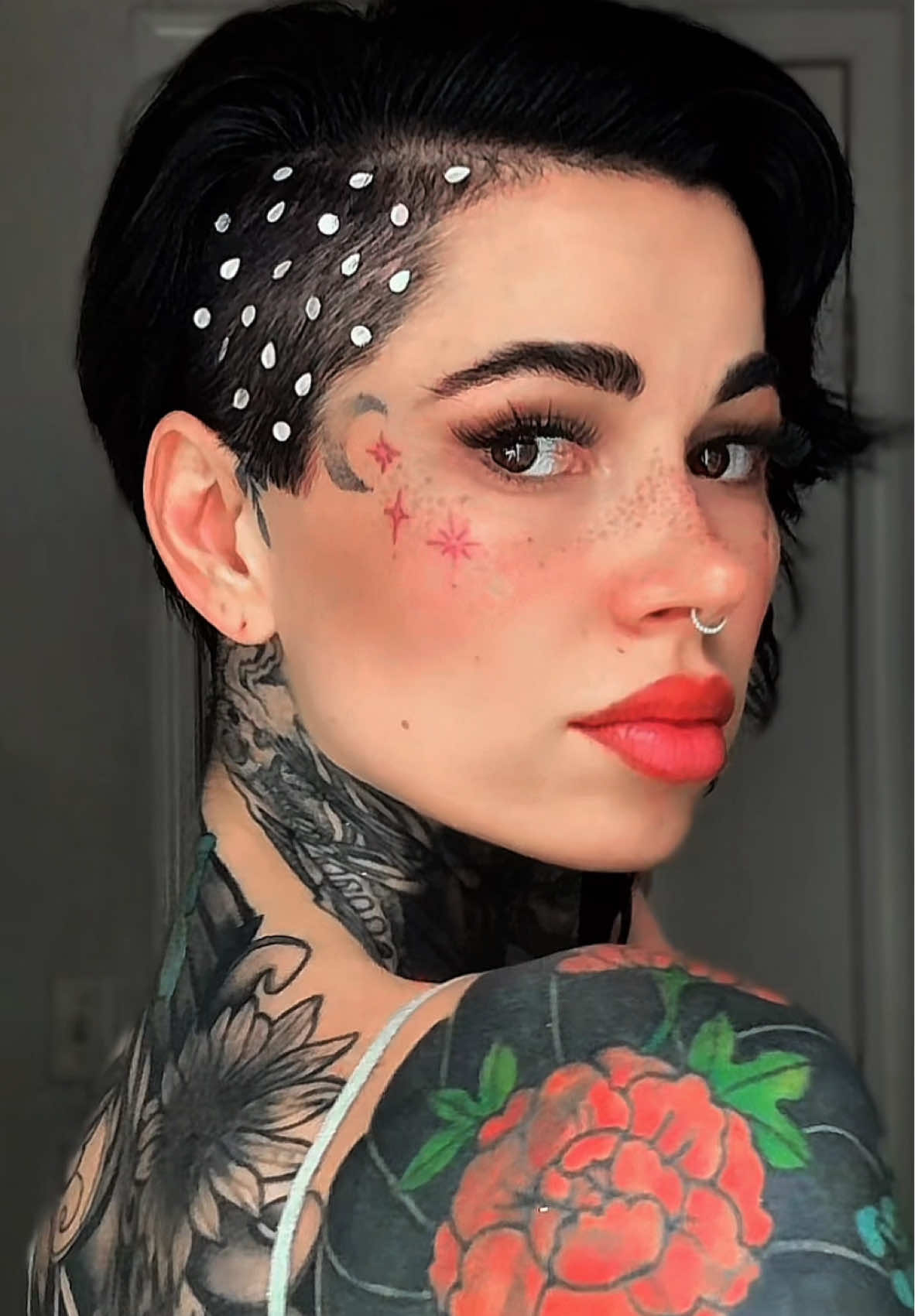 Bee (@beezzgarden) - Urlebird