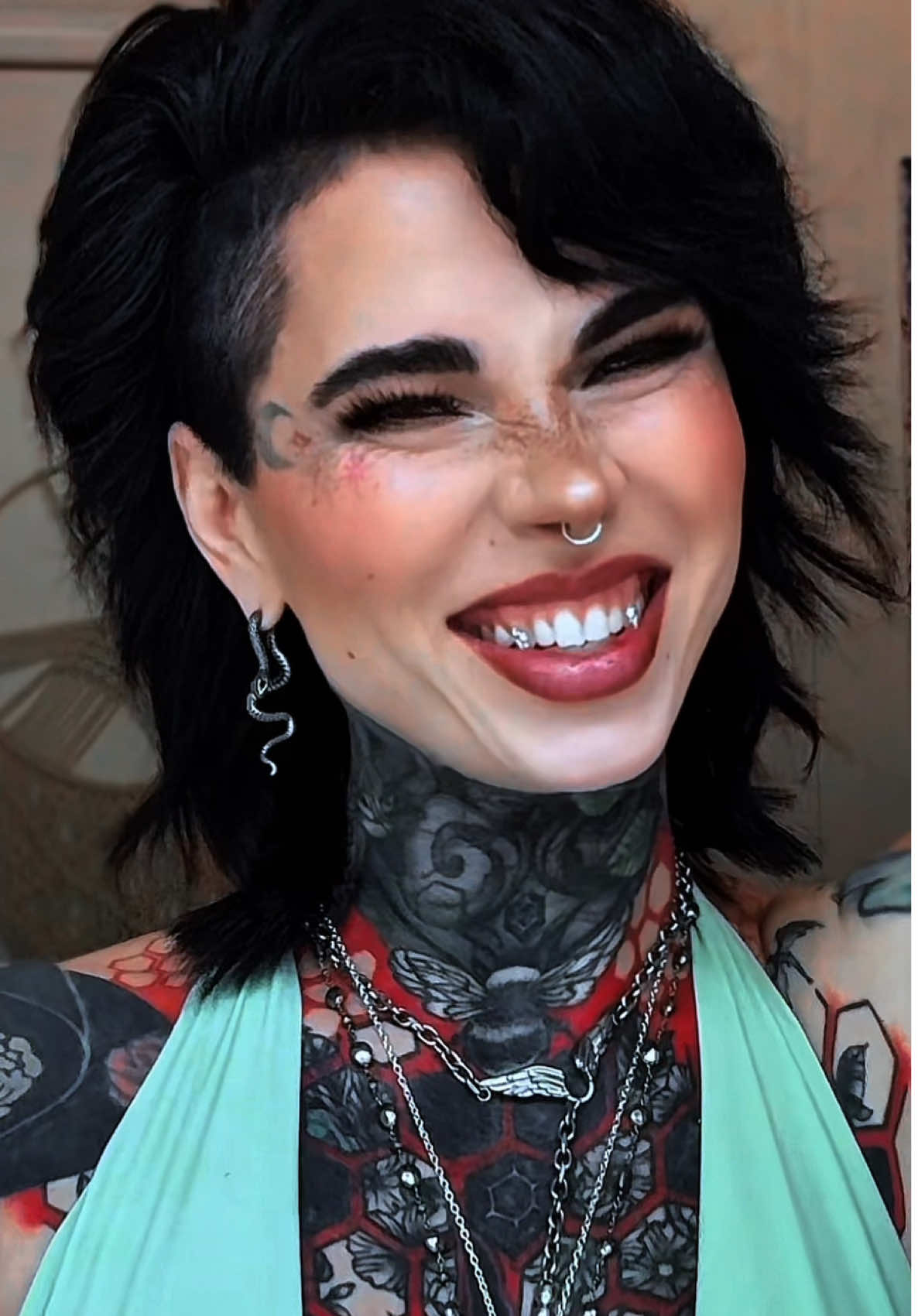 Bee (@beezzgarden) - Urlebird