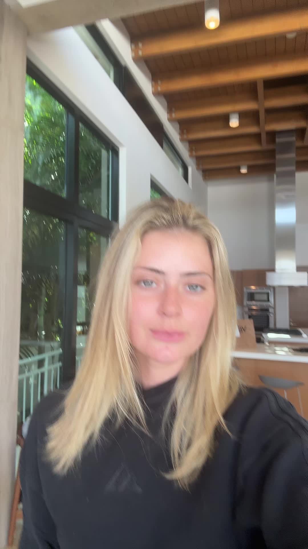 Megan (@mmegliving) - Urlebird