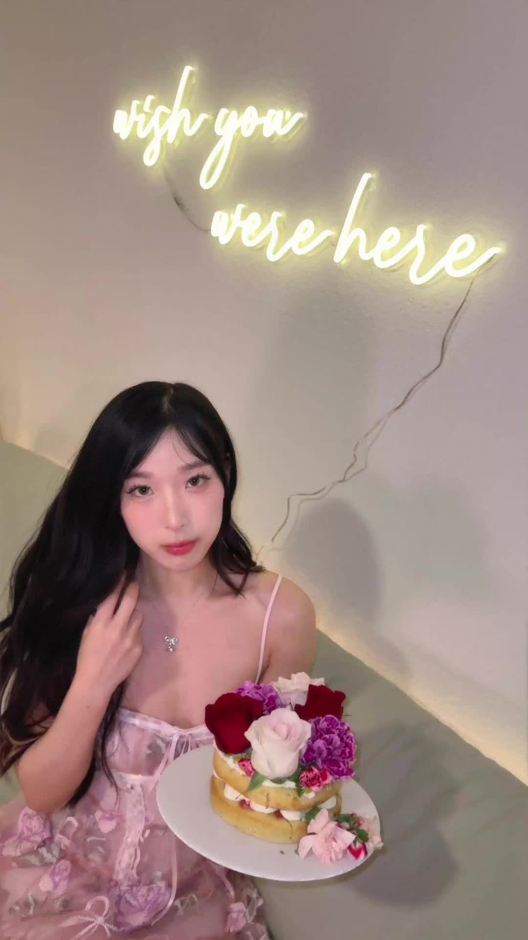 Elle Lee (@elleleeofficial) - Urlebird