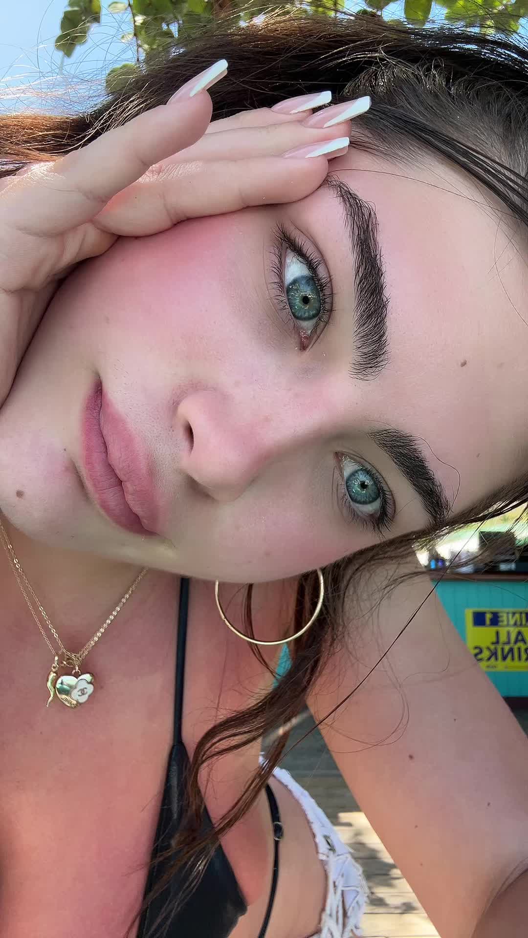 Colleen.333 (@colleen.333) - Urlebird