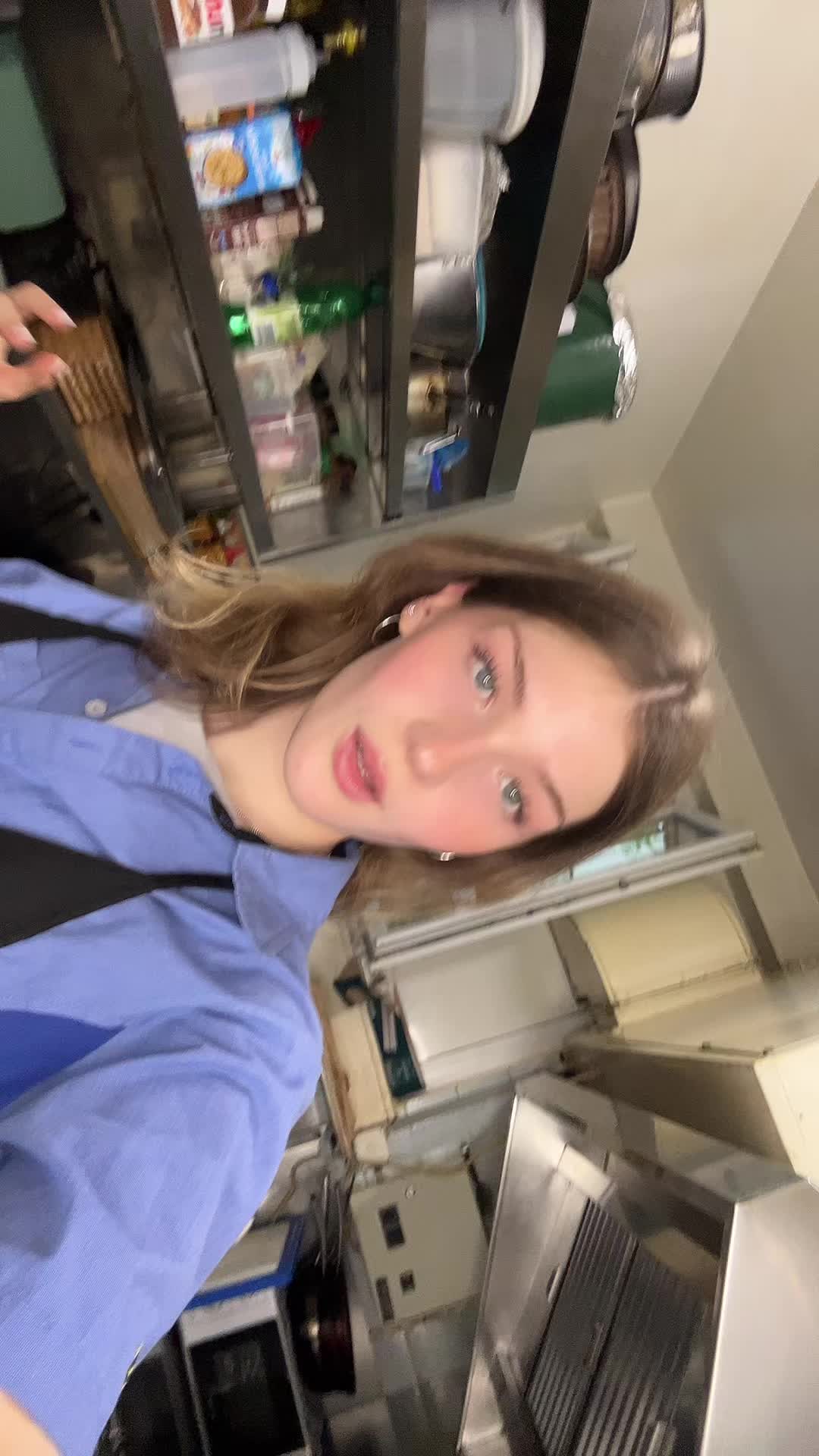 Kelly (@blondekelly.tylr) - Urlebird