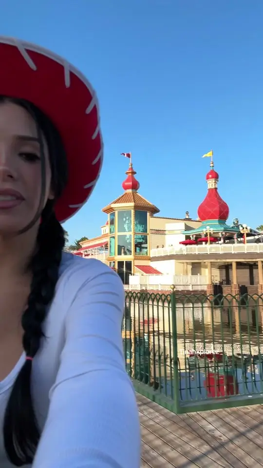 Tina the Xplorer (@tinaexplorez) - Urlebird