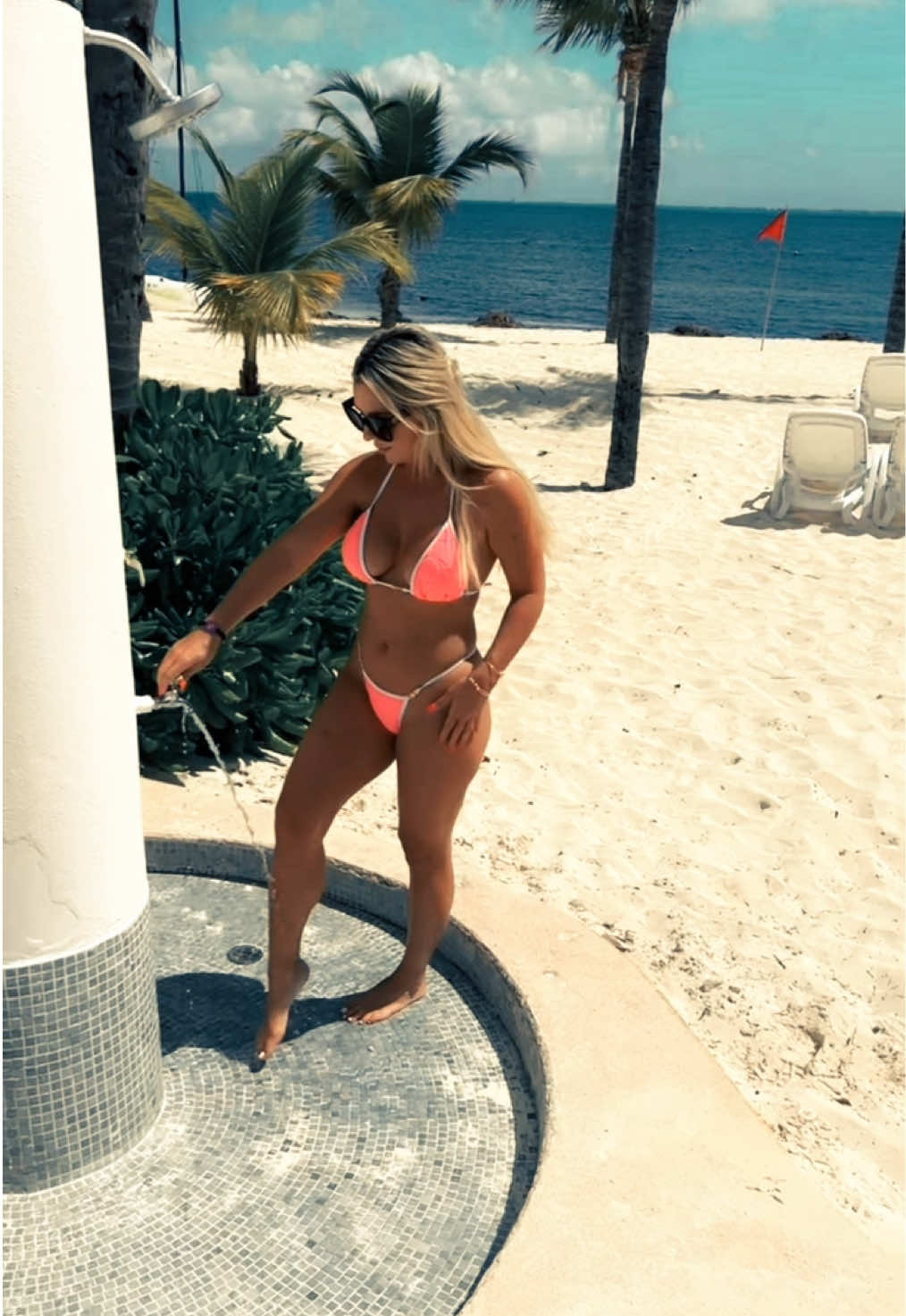 Chelsey Leigh (@thechelseyleigh) - Urlebird