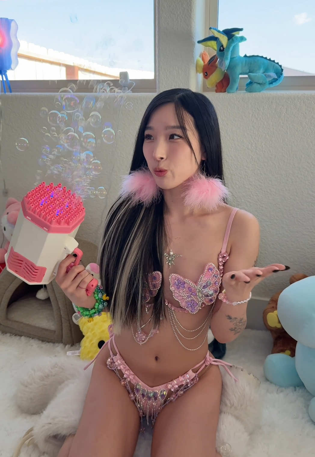 Elle Lee ( elleleeofficial) Urlebird