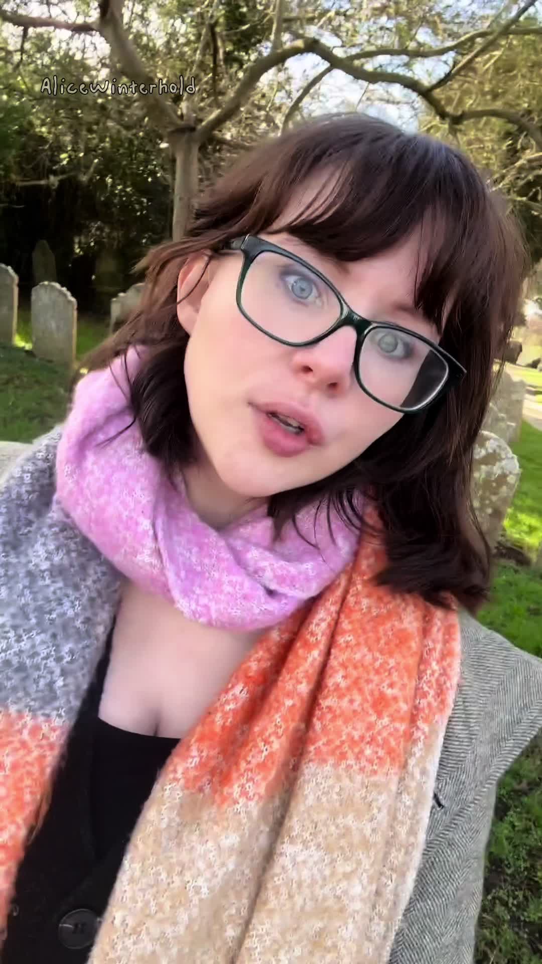 Alice Winterhold (@alicedoeswonderland) - Urlebird