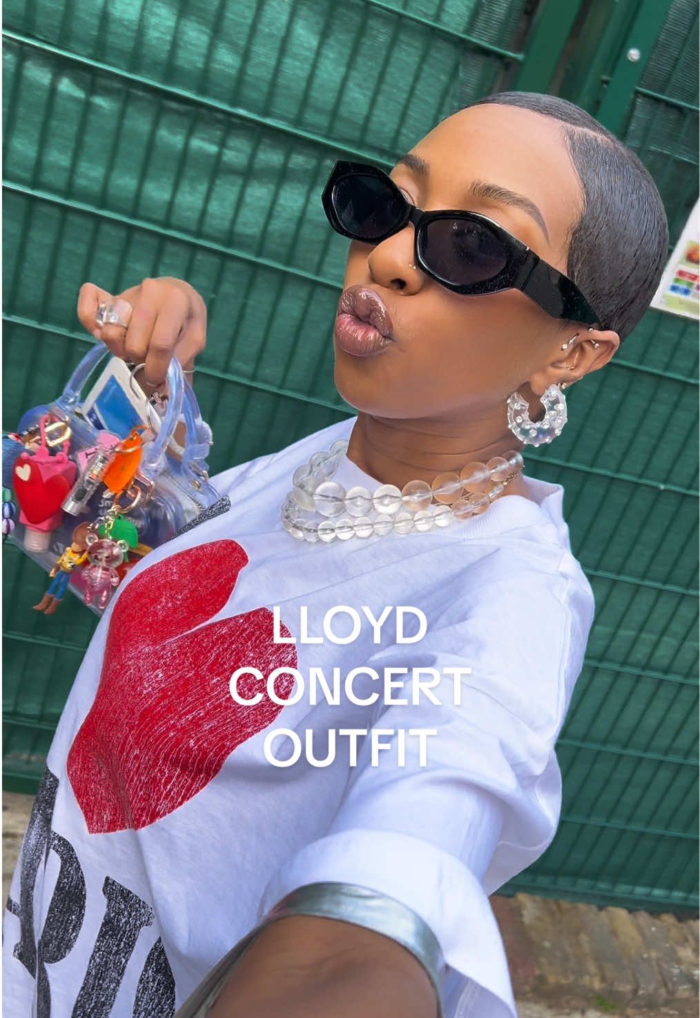 @Mon 🍒 | bold outfits