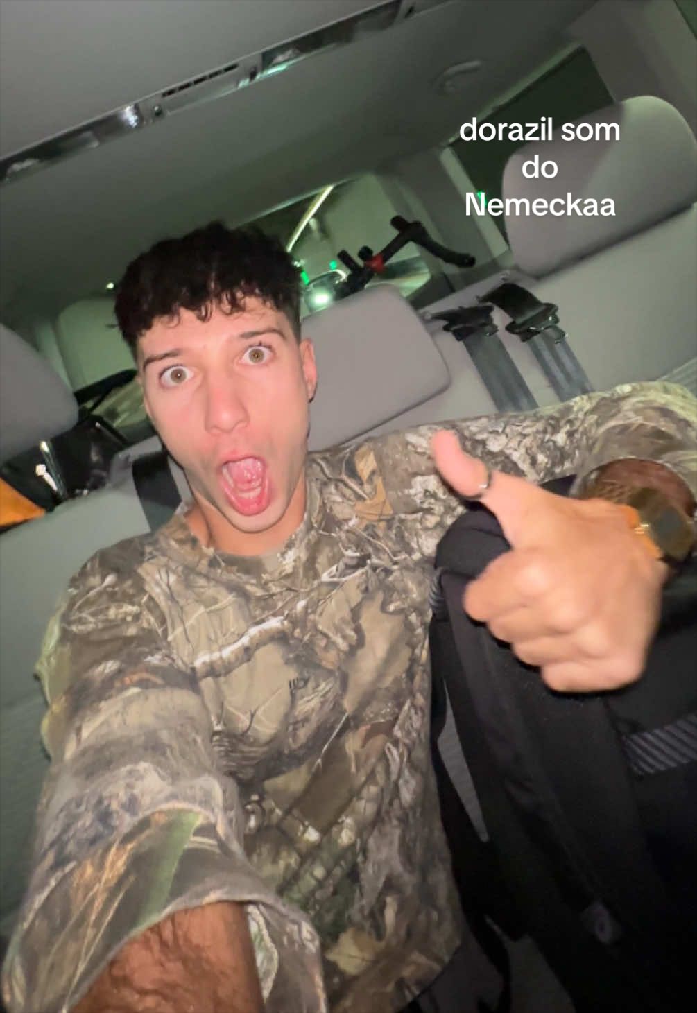 @том