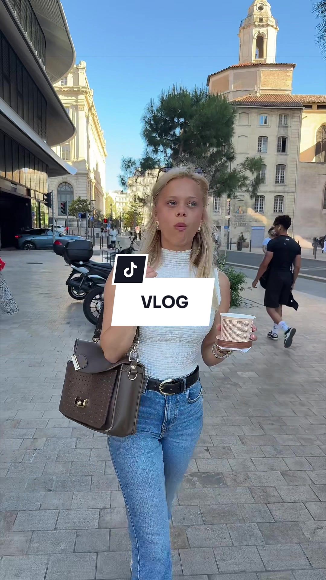 @leoniepapilloon