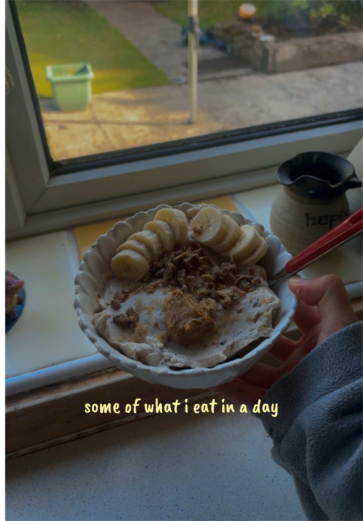@hollsiann