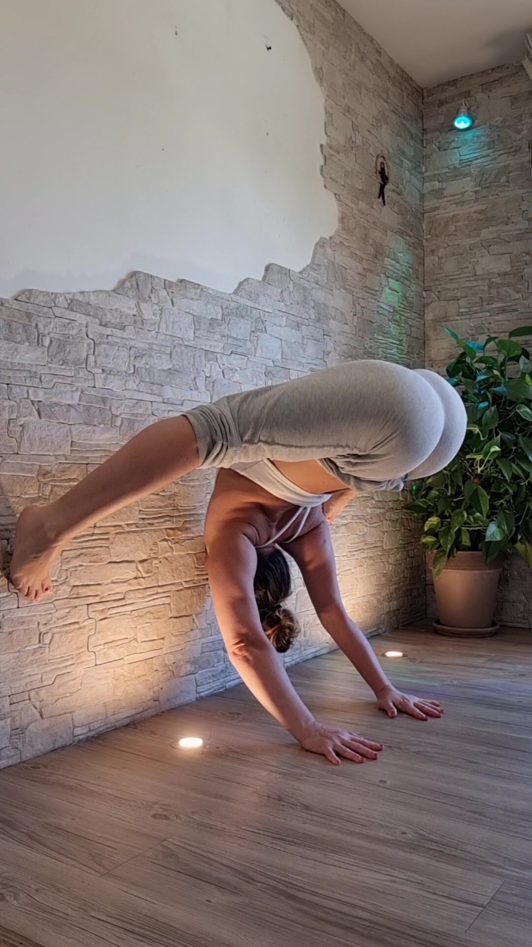 Hip and Shoulders Opener 💪#gym #gymfam Yana Suiarko (@yanasuiarko)