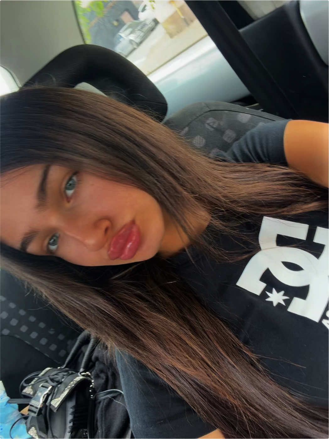 @𝒱