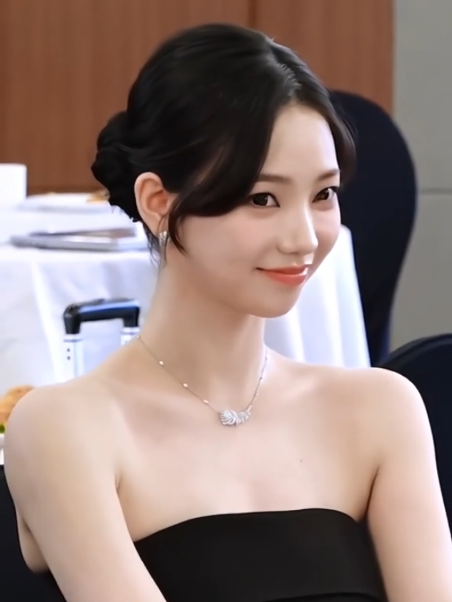 @๐
๐๐ก๐ซ๐๐๐ฅ๐ฎ๐ฎ.